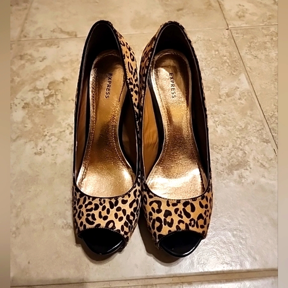 EXPRESS Leopard Calf Hair Leather Peep Toe Platform Pumps Size 8 - Picture 1 of 6